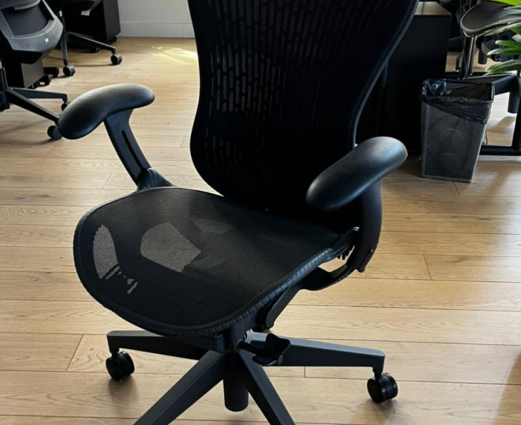 Кресло Herman Miller Mirra 2