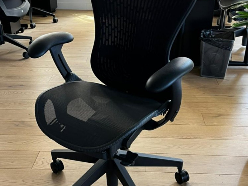 Кресло Herman Miller Mirra 2