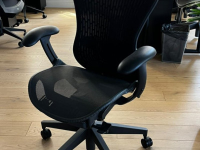 Кресло Herman Miller Mirra 2
